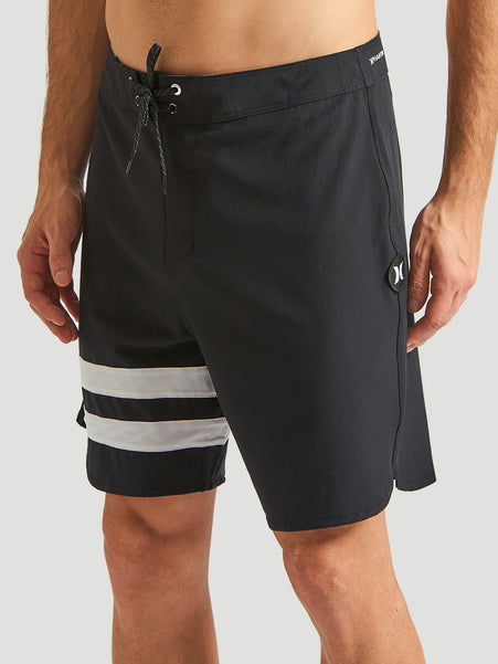 Boardshorts Phantom Hurley preto com detalhe de listras brancas na perna direita. Possui amarração frontal e design esportivo.