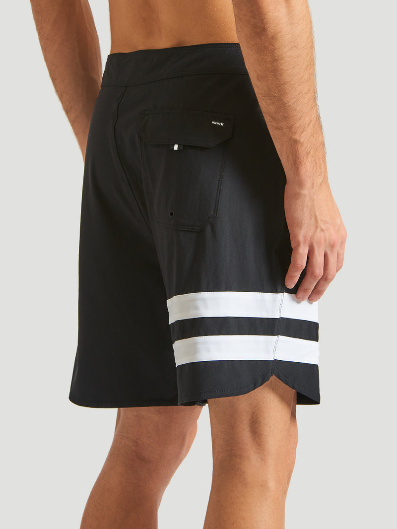 Boardshorts Phantom Hurley preto com duas listras grossas brancas na perna direita. Possui bolso traseiro com aba e design esportivo e confortável.