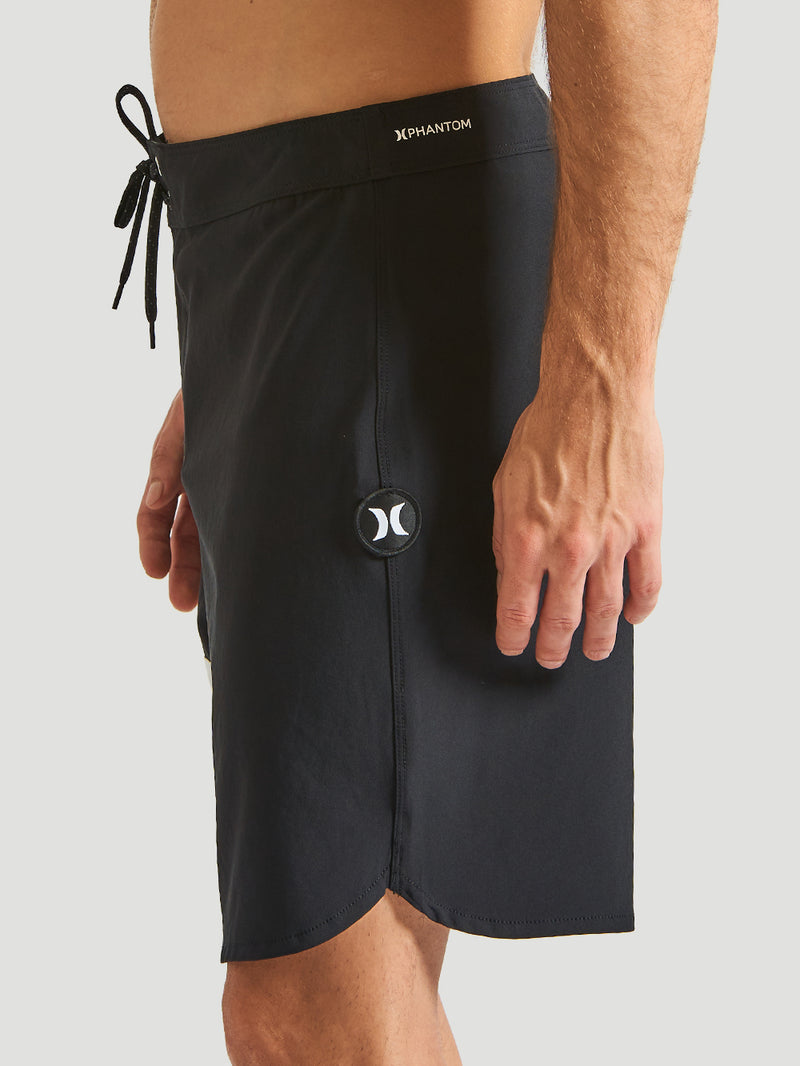 Boardshorts Phantom Hurley preto, com logo branco na lateral e amarração frontal. Design simples e tecido leve.