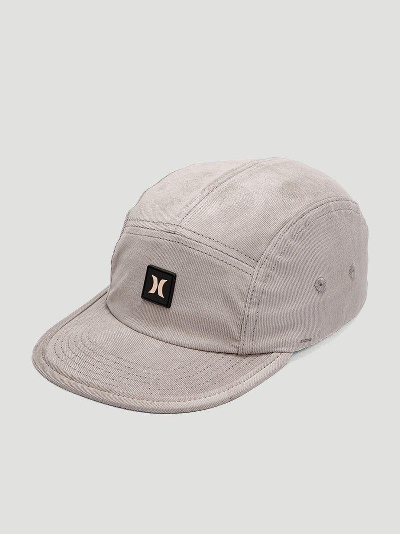 Boné aba reta cinza modelo five panel da Hurley, confeccionado em veludo com textura macia.