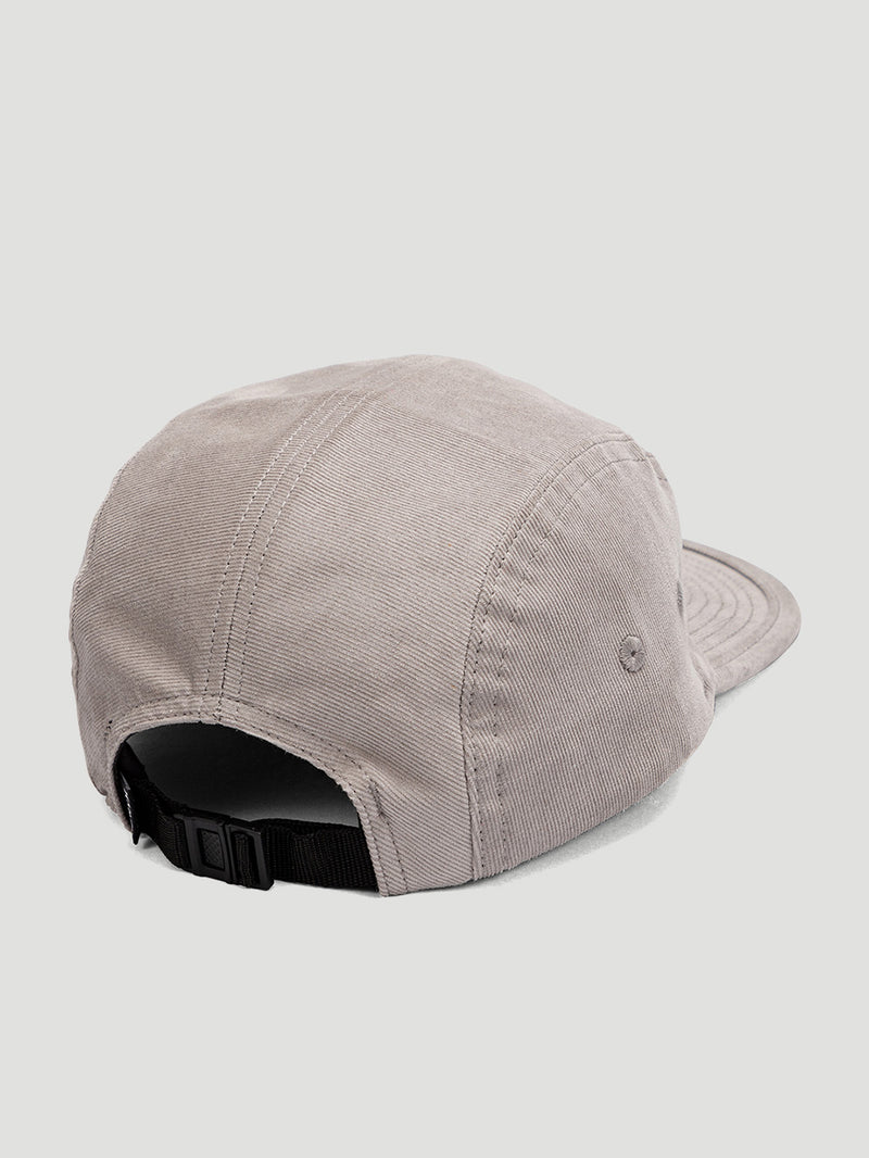 Boné aba reta cinza modelo five panel da Hurley, visto pela parte traseira. Confeccionado em veludo, possui ajuste regulável em fivela plástica e ilhós laterais para ventilação.