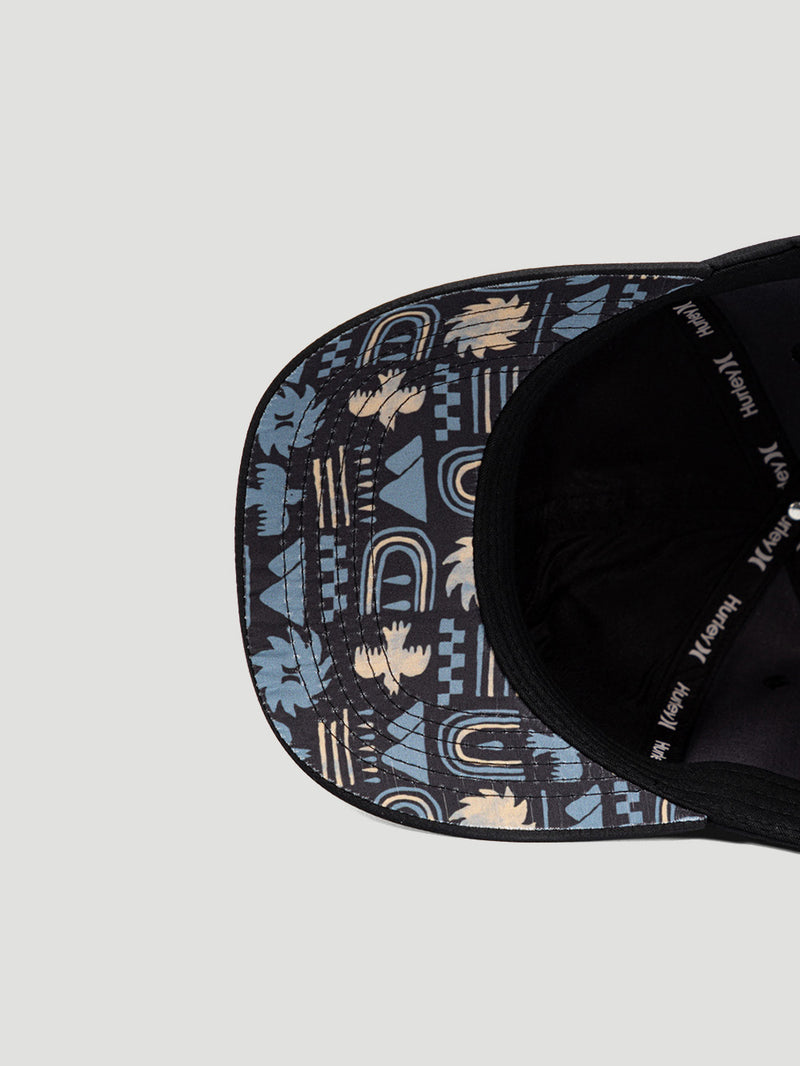 Boné preto com aba reta estampada em tons de azul e bege, com padrão gráfico. Possui interior com tecido personalizado e ajuste traseiro.