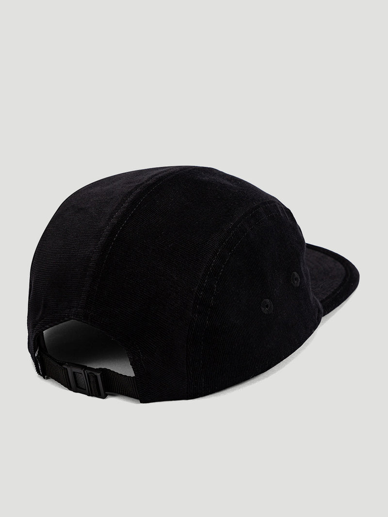 Boné aba reta preto modelo five panel da Hurley, visto por trás. Confeccionado em veludo com textura suave, possui fecho ajustável em fivela plástica e ilhós laterais para ventilação. Design urbano e versátil.