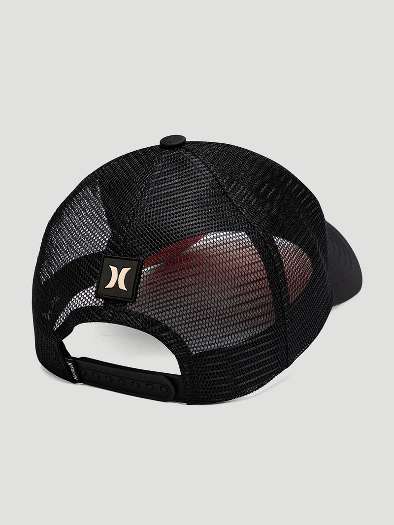 Boné aba reta estilo trucker preto, com fechamento ajustável e traseira de tela para ventilação, além de detalhe de logo aplicado na parte de trás.