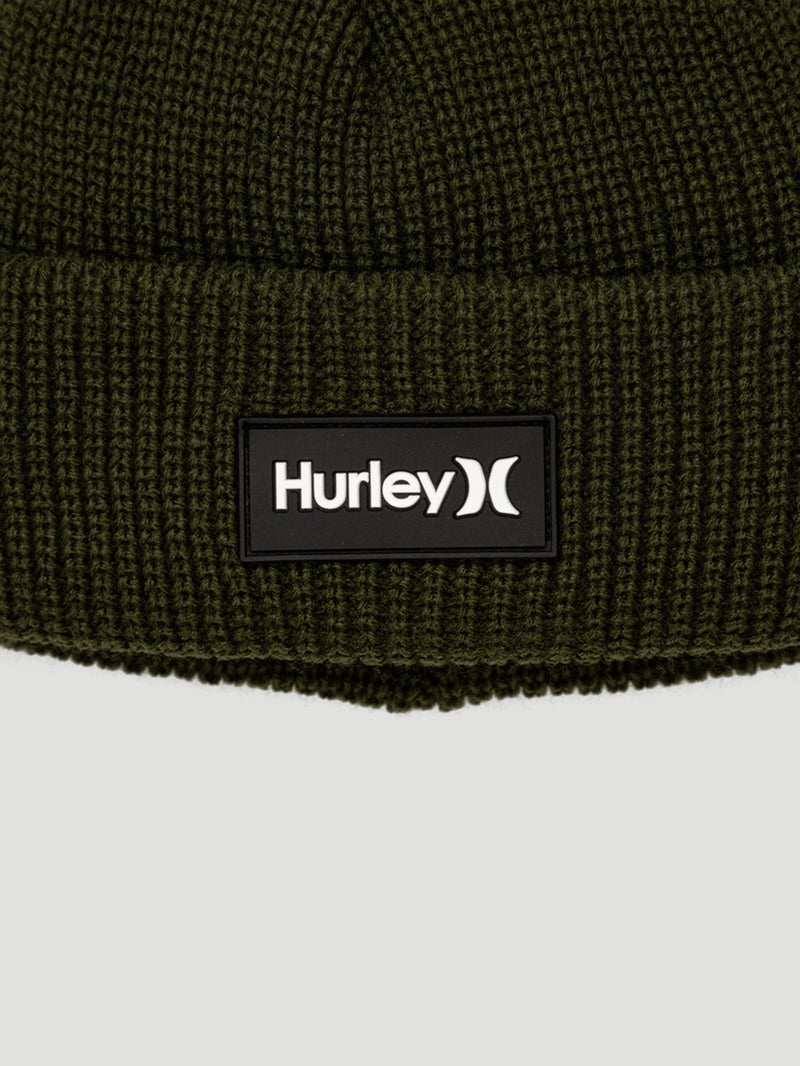 Gorro verde militar Hurley Stive, confeccionado em malha tricotada com dobra ajustável. Possui logo em destaque em etiqueta frontal preta.