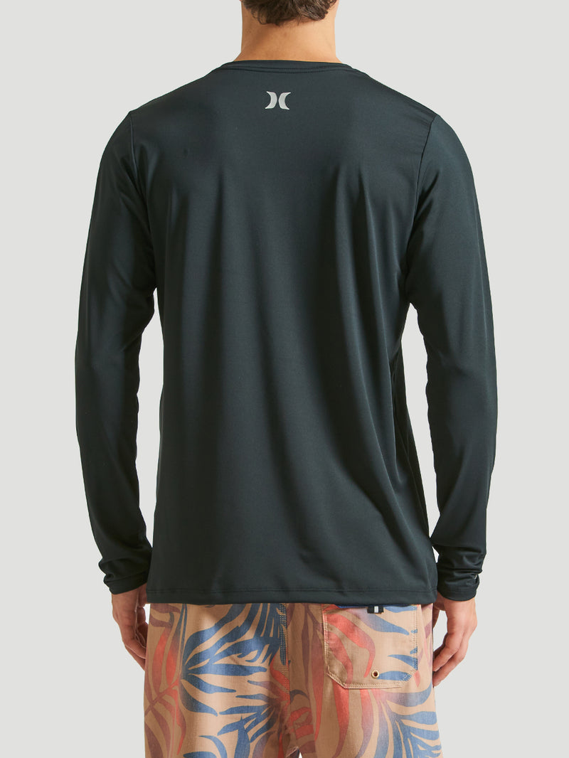 Lycra surf manga longa preta, com logo reflexivo discreto nas costas. Modelo ajustado, ideal para conforto e proteção em atividades aquáticas.