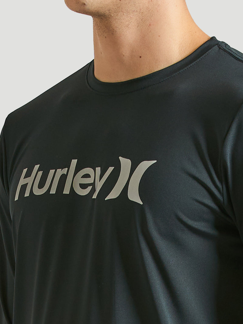 Lycra surf manga longa preta com logo Hurley em destaque no peito. Design ajustado e confortável, ideal para proteção durante atividades aquáticas.
