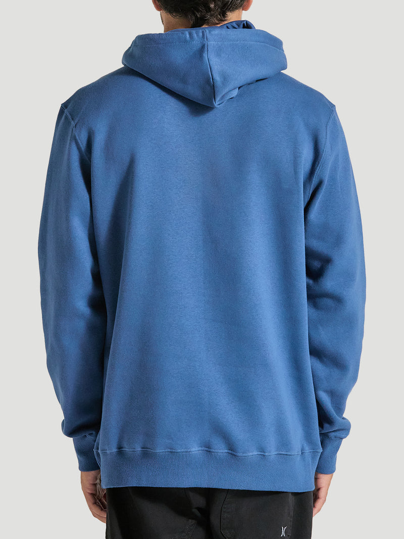 Homem de costas usando moletom canguru azul marinho básico, com capuz ajustável, modelagem simples e acabamento canelado nos punhos e barra.