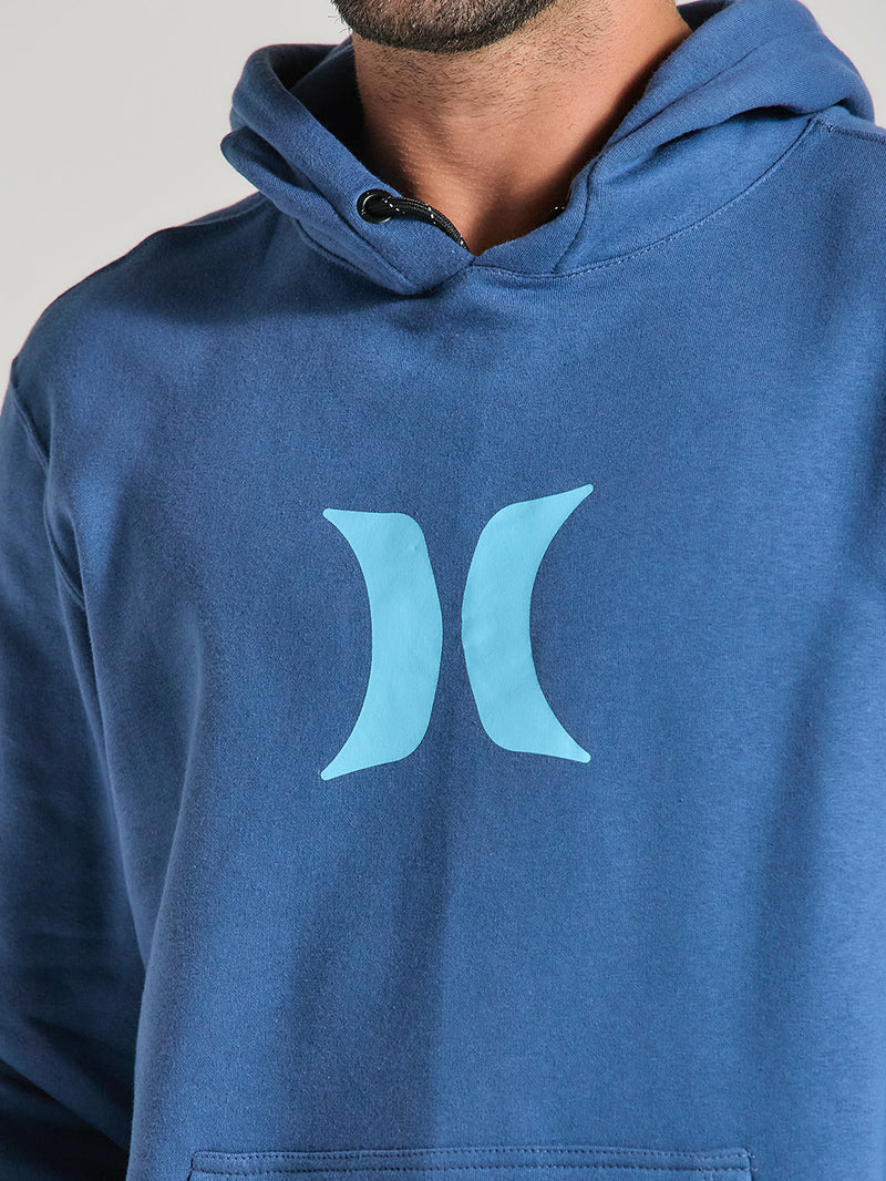 Close do moletom canguru azul marinho básico da Hurley, com capuz ajustável, bolso frontal e logo azul claro estampado no peito.