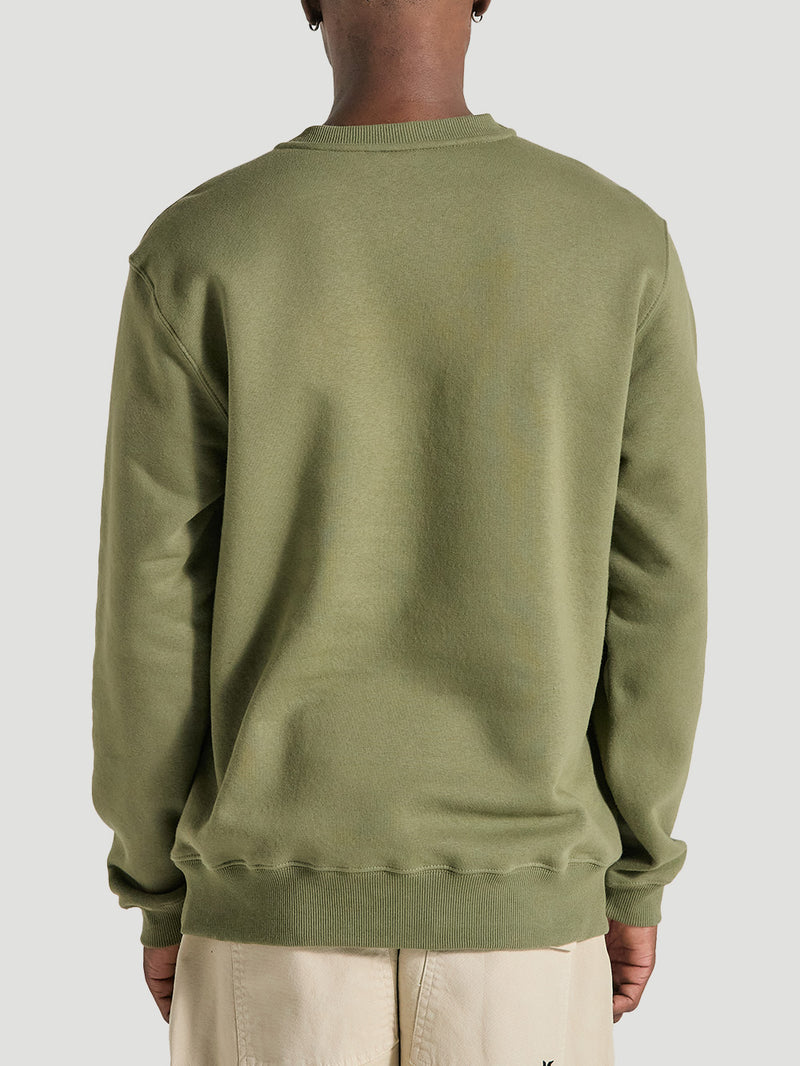 Homem de costas vestindo um moletom careca verde militar felpado, com design minimalista, acabamento canelado na barra e nos punhos, combinado com bermuda bege.