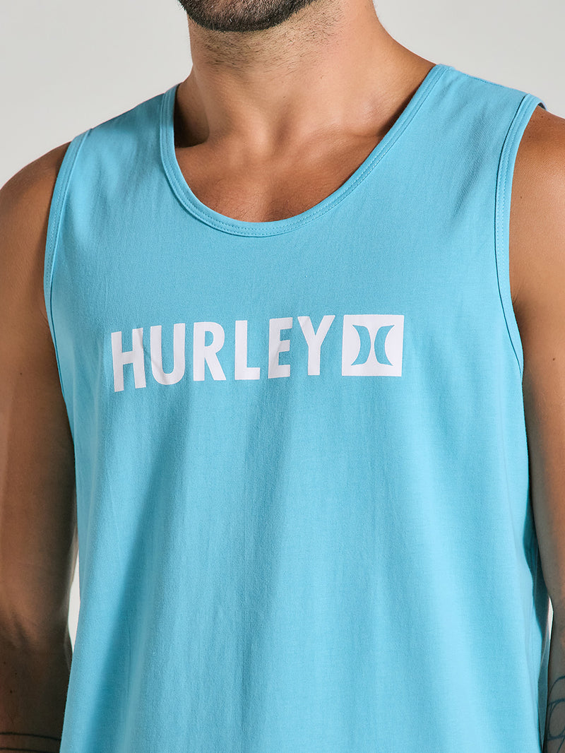 Regata azul casual com logo "Hurley" em branco centralizado no peito. Peça com corte reto, alças largas e tecido confortável.