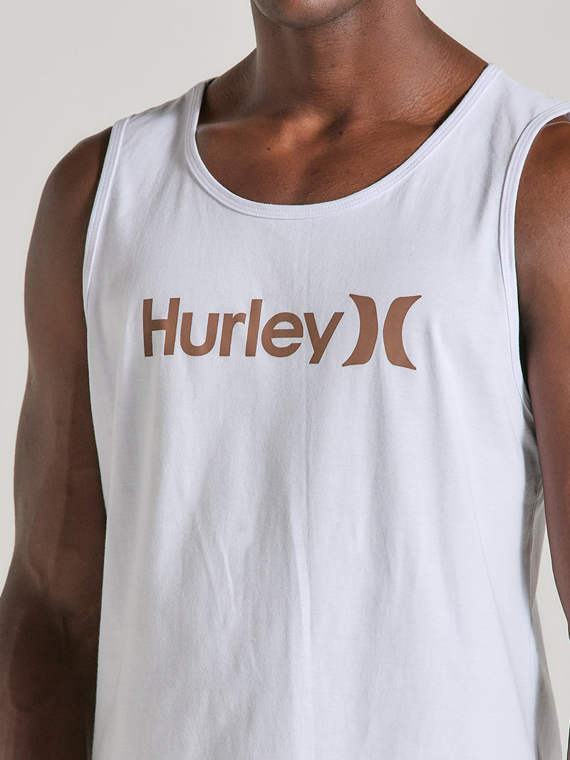 Homem vestindo uma regata branca básica com estampa frontal "Hurley" em marrom, destacando um estilo casual minimalista.