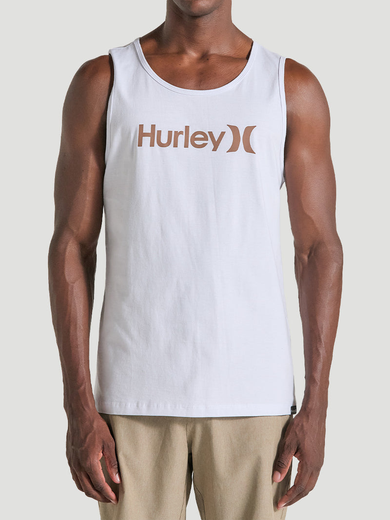 Regata branca básica com estampa frontal "Hurley" em marrom, combinada com calça bege.