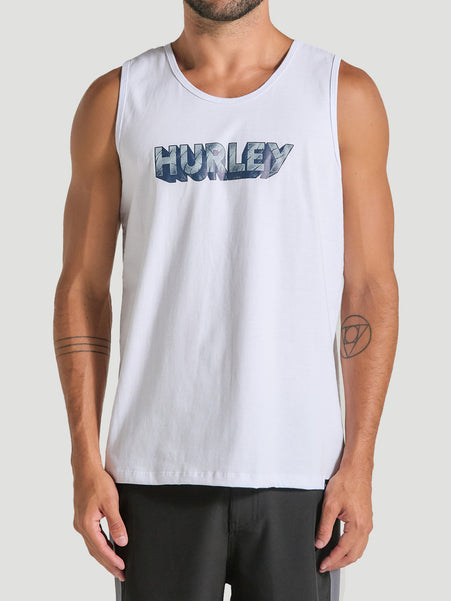Homem vestindo regata branca estampada com o logo "Hurley" em azul e efeito tridimensional no peito. A peça possui corte reto e alças largas.