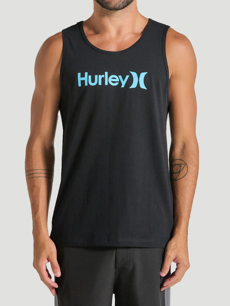 Homem vestindo regata preta básica com estampa frontal "Hurley" em azul claro, combinada com bermuda preta, criando um visual minimalista e esportivo.