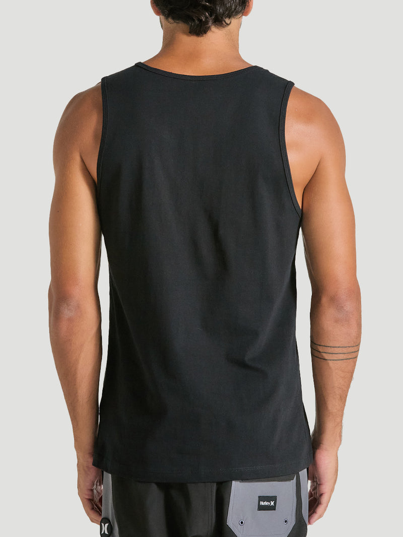 Homem de costas vestindo regata preta básica sem estampas visíveis, combinada com bermuda preta e cinza com etiqueta "Hurley", em estilo casual.