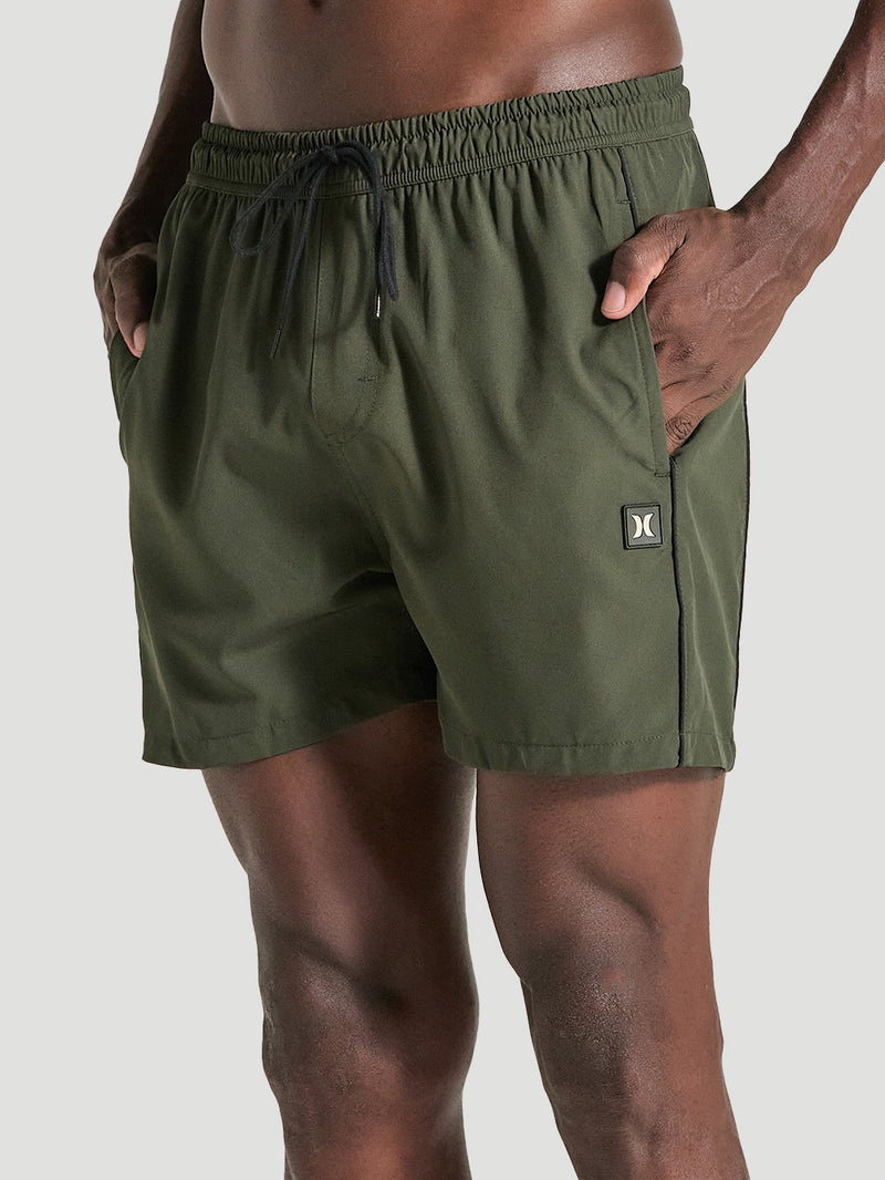 Shorts tactel verde militar 17 polegadas com cós elástico com cordão preto ajustável, bolso lateral e logo minimalista na perna esquerda.