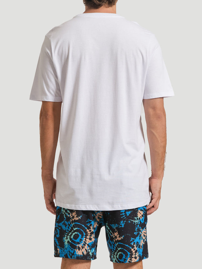 Homem usa camiseta estampada algodão branca com design liso na parte traseira, combinada com bermuda estampada em padrões abstratos nas cores azul, preto e bege.