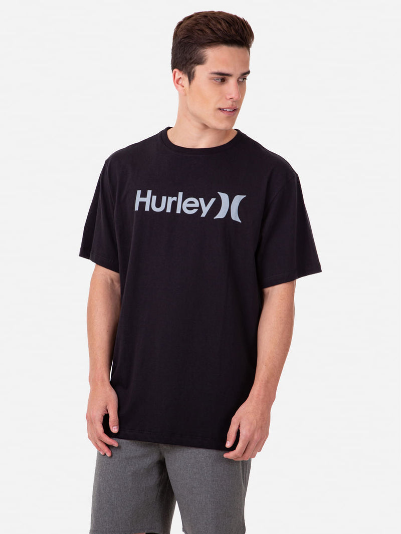 Camiseta preta de manga curta Hurley com logo cinza estampado no peito. Modelagem reta e tecido confortável.