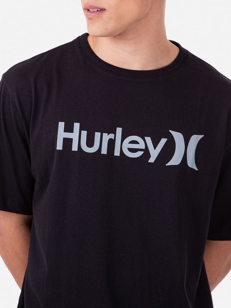 Camiseta preta de manga curta com logo Hurley centralizado no peito. Modelagem regular e tecido confortável.