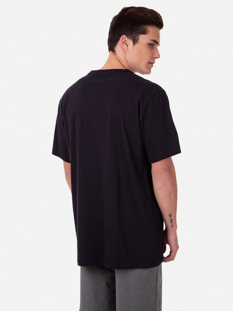 Camiseta preta de manga curta com modelagem reta, gola careca e sem estampas. Simples, confortável e ideal para diferentes ocasiões.