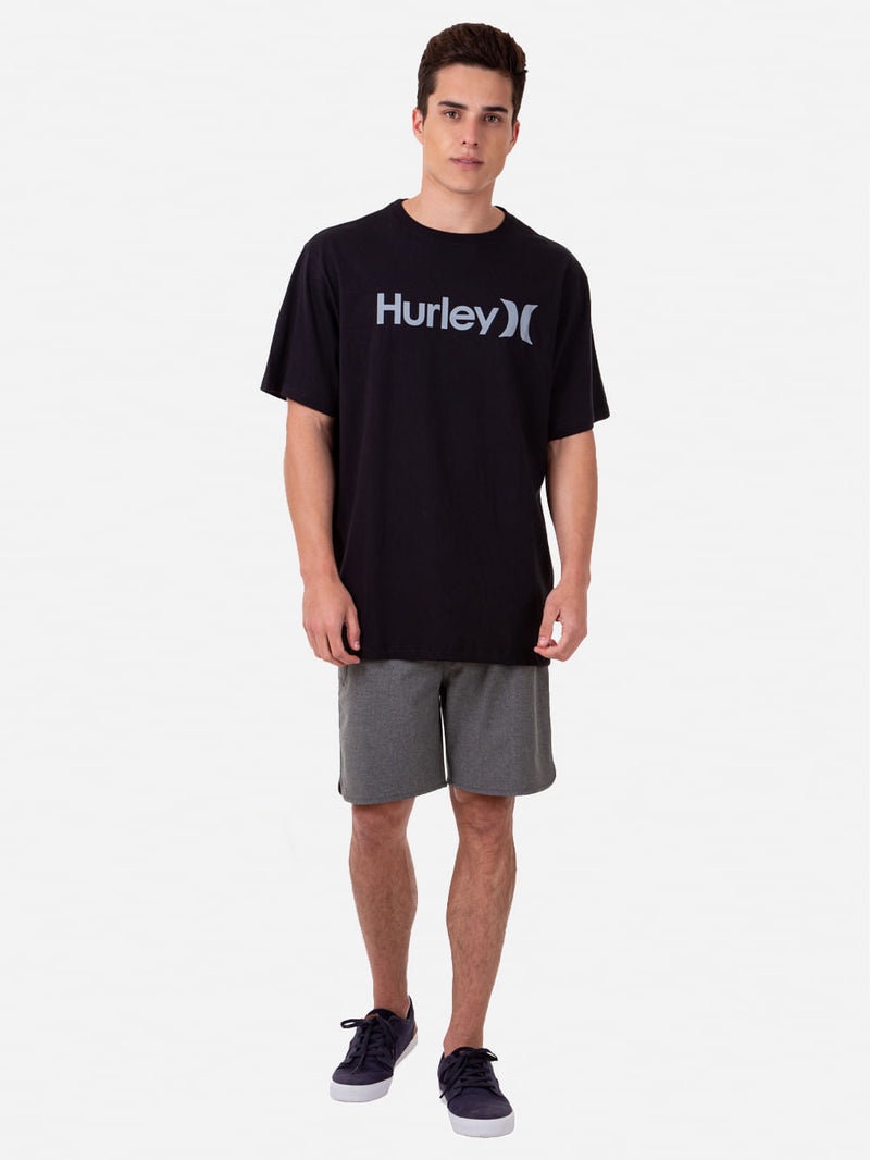 Camiseta preta de manga curta com logo "Hurley" no peito, modelagem ampla e tecido confortável.