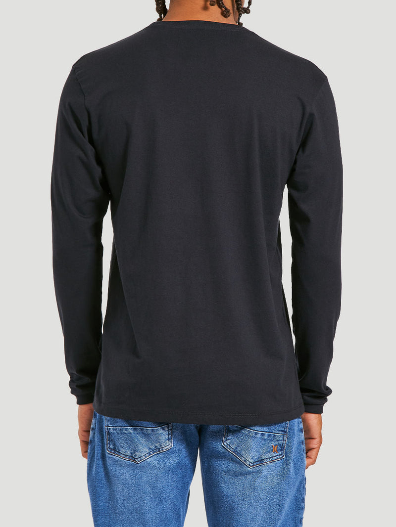 Camiseta preta manga longa vista de costas, combinada com calça jeans azul. Fundo claro e neutro.