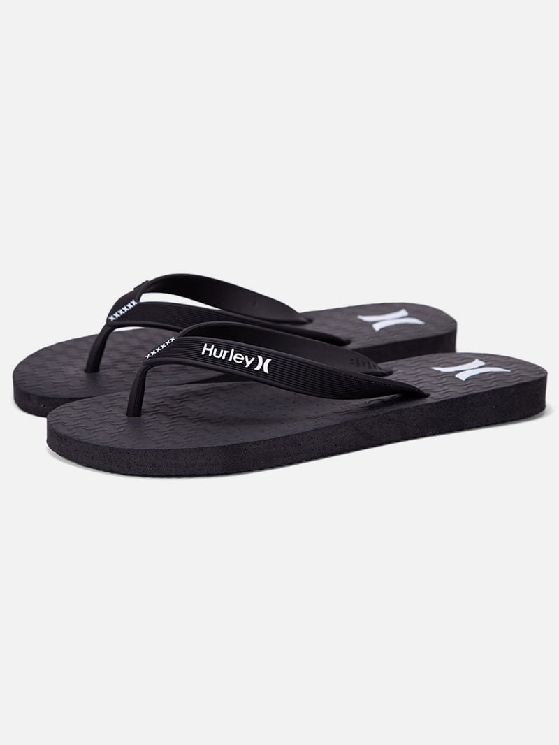 Chinelo Hurley preto com solado texturizado, tiras simples com logo branco e detalhe geométrico. Confortável e casual.