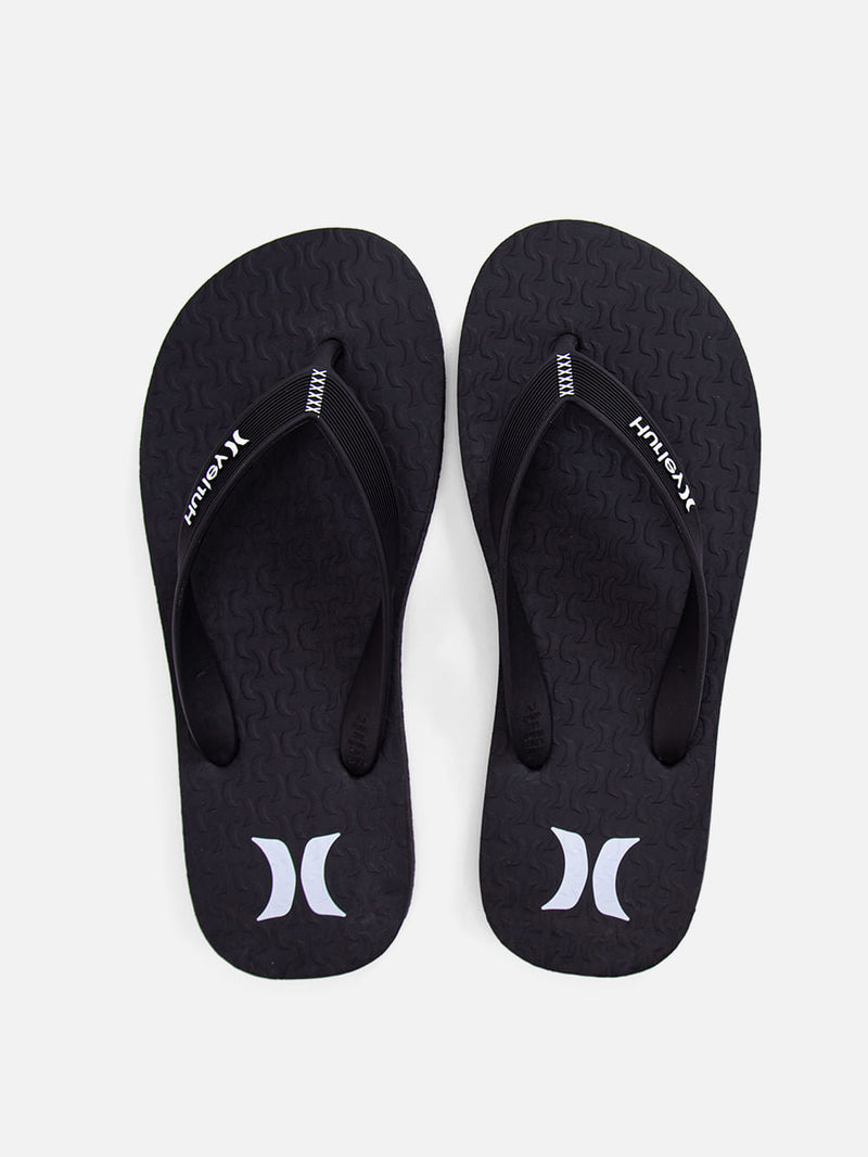 Chinelo Hurley preto com tiras emborrachadas texturizadas, logo branco no solado e detalhe de costura decorativa nas tiras. Design simples e casual.