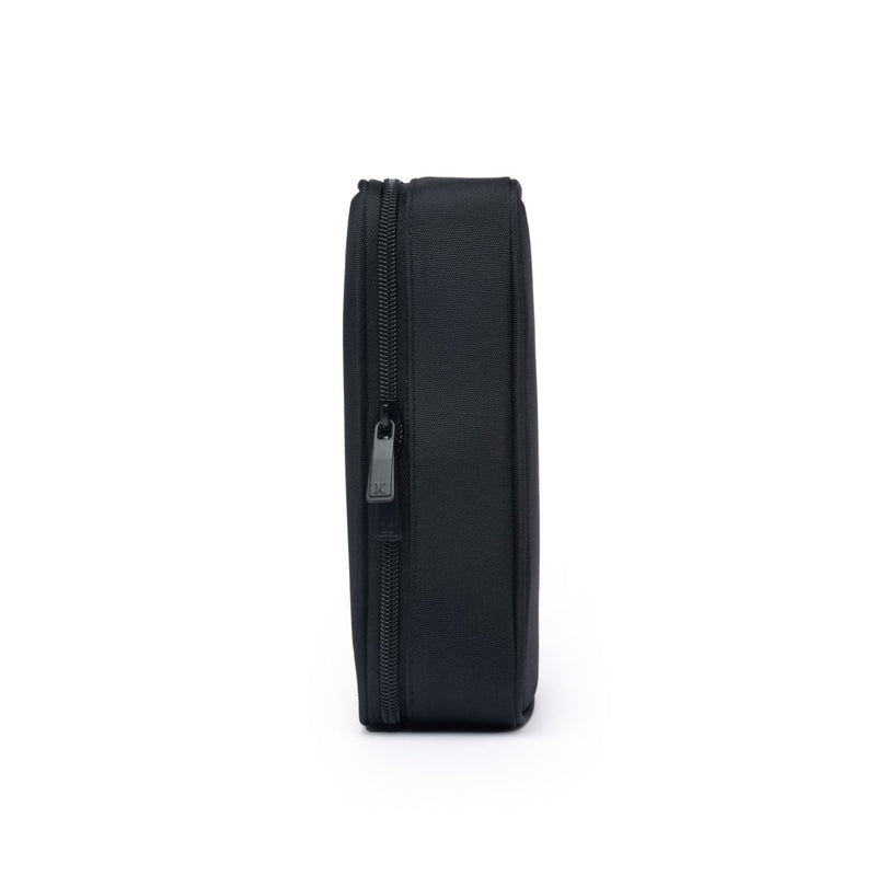 Estojo preto escolar com design simples e elegante, fechamento por zíper lateral robusto e material resistente.