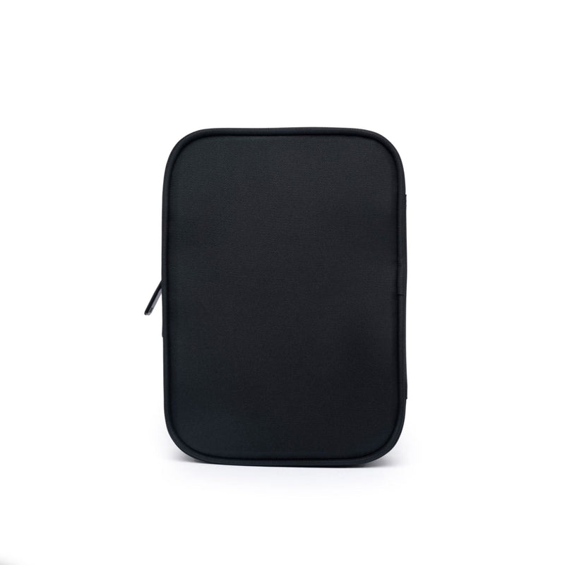 Estojo preto escolar com design minimalista, formato retangular, tecido resistente e fechamento por zíper lateral discreto.
