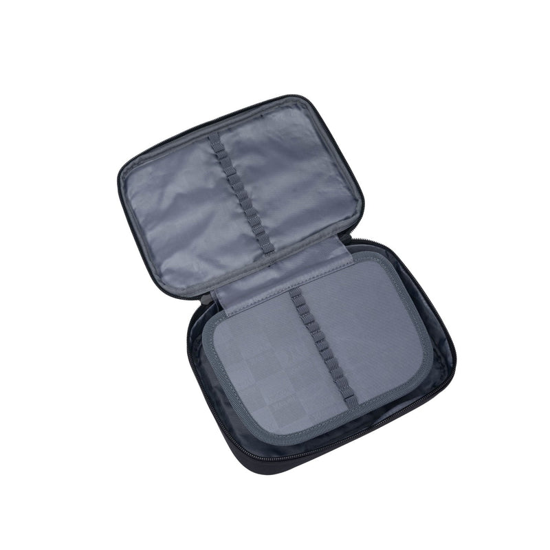 Estojo preto escolar com compartimento interno cinza, divisórias para organização e fechamento por zíper. Compacto, funcional e prático.