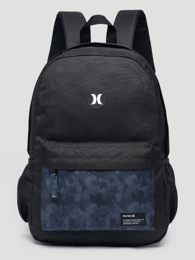Mochila Hurley na cor preta com bolso frontal estampado em tons de azul e cinza. Alças acolchoadas ajustáveis e logotipo centralizado.