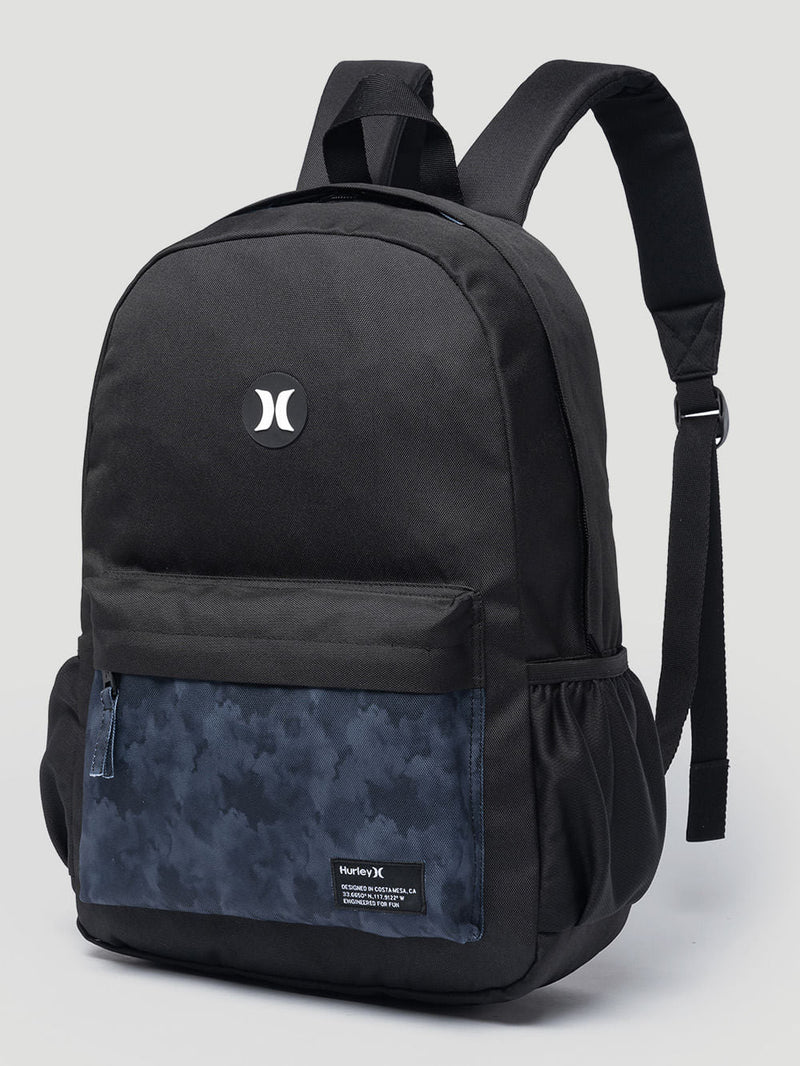 Mochila Hurley com bolso frontal azul estampado, logotipo branco centralizado, alças acolchoadas ajustáveis e laterais elásticas.
