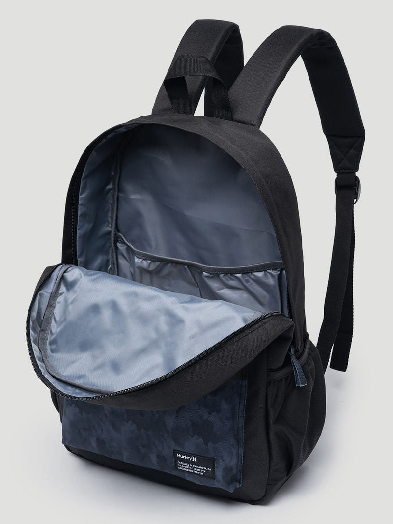 Mochila Hurley preta com interior cinza e bolso frontal estampado em camuflagem azul. Alças acolchoadas ajustáveis e etiqueta com logotipo na parte frontal.