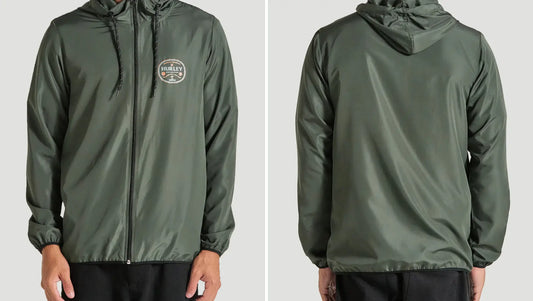 Imagens lado a lado de parte da frente e parte de trás, respectivamente, da jaqueta verde militar Hurley Bottle.