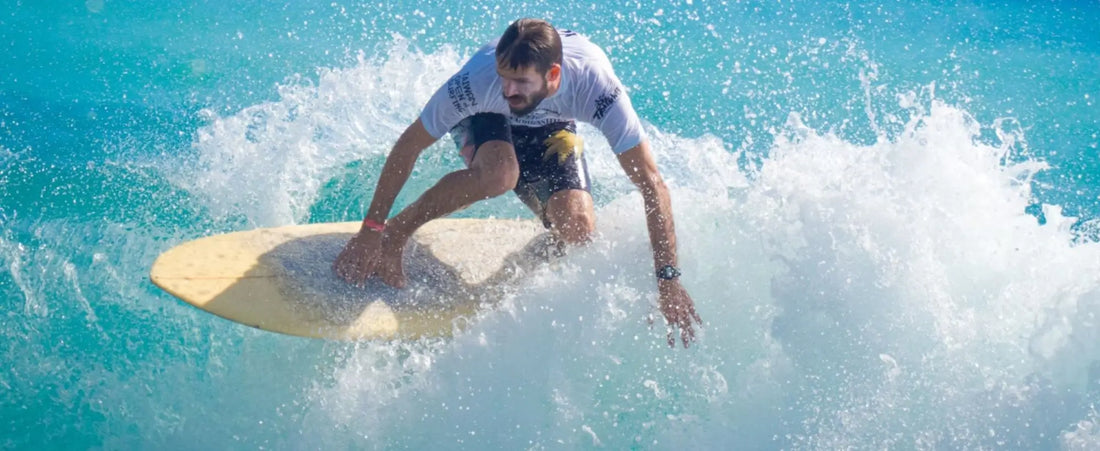 Surfista fazendo manobra com prancha de surf