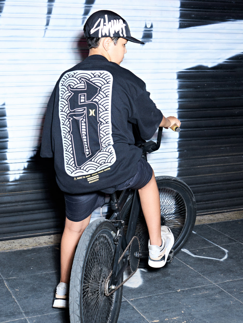 Camiseta Especial Hurley x Shibuya Logo Escama Max Fit Preta