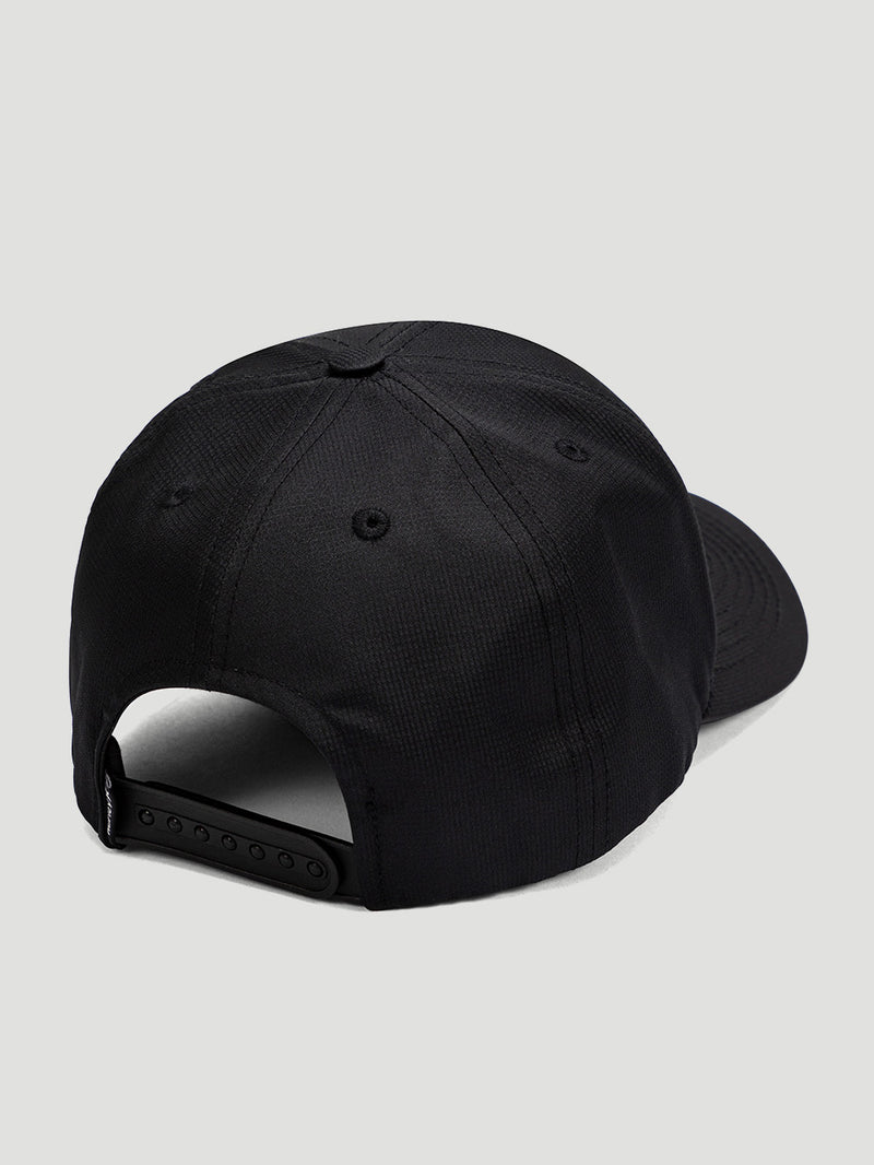 Boné preto com aba reta e ajuste traseiro em sistema snapback. Confeccionado em tecido resistente, ideal para estilos casuais.
