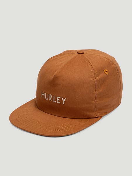 Boné aba reta na cor caramelo, feito em sarja. Possui costuras aparentes e o logo branco "Hurley" bordado na parte frontal.