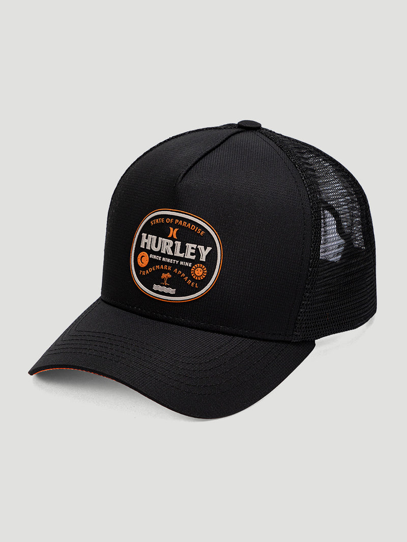 Boné aba reta estilo trucker na cor preta, com tela traseira, fecho ajustável e patch frontal redondo com detalhes em laranja. 