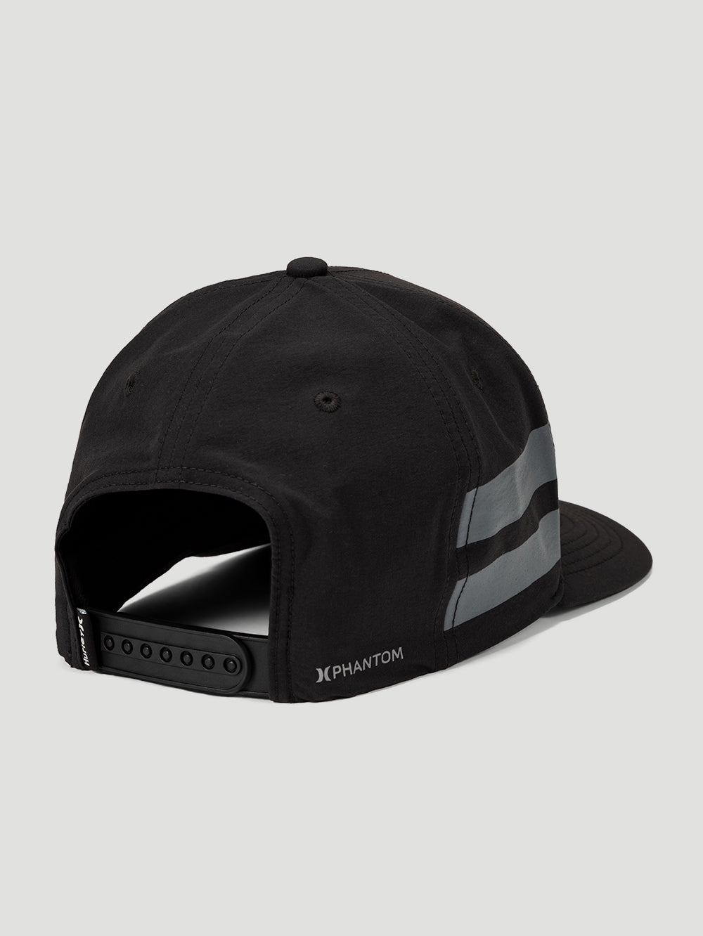 Boné Hurley Phantom preto snapback com ajuste traseiro, detalhe de listras refletivas e logotipo Phantom em branco na lateral para um estilo moderno.