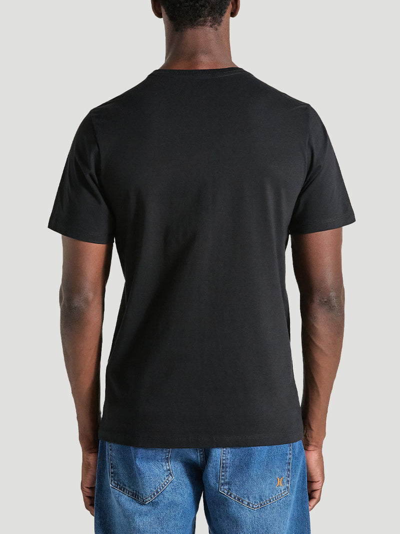 Homem de costas usando uma camiseta algodão básica preta com gola redonda e mangas curtas, combinada com calça jeans azul.