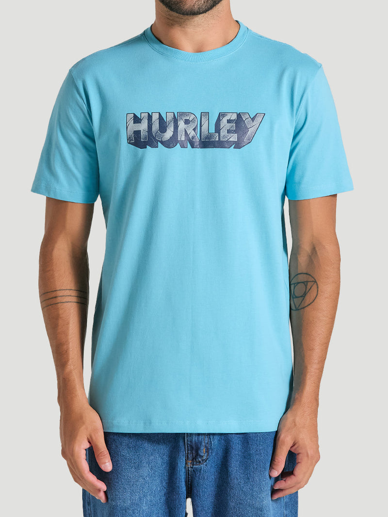 Camiseta azul manga curta estampada de modelagem regular com estampa abstrata em cores vibrantes. Ideal para dias quentes, combinando estilo e conforto.