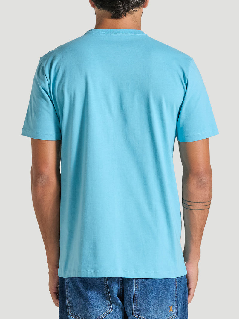 Pessoa usando uma camiseta azul manga curta estampada vista de costas. O tecido é leve e tem modelagem regular.
