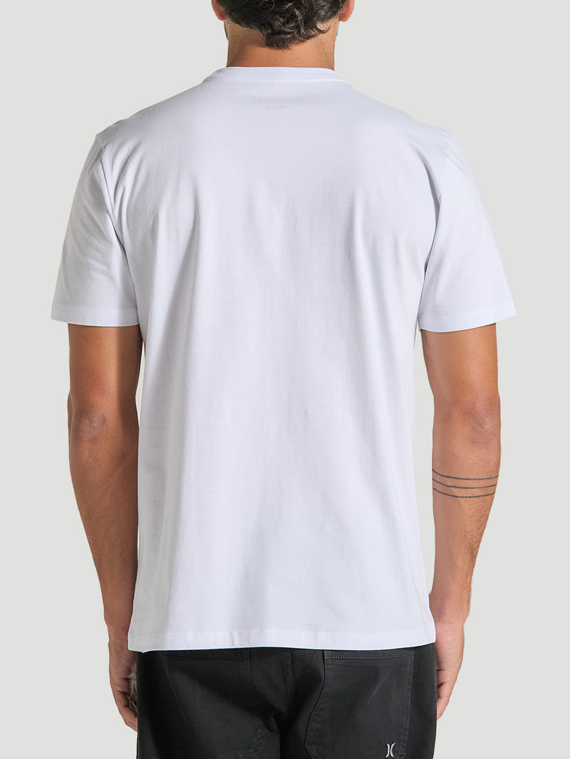 Homem de costas usando camiseta branca com estampa, gola redonda e mangas curtas, combinada com calça preta discreta.