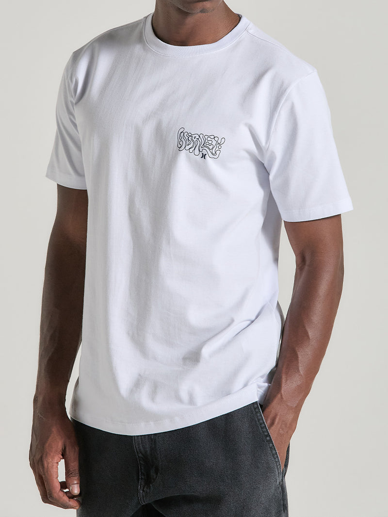 Essa imagem mostra uma camiseta branca manga curta estampa relevo na parte frontal, próximo ao peito. O design é minimalista e a camiseta possui um corte casual, adequado para uso no dia a dia ou ocasiões descontraídas.