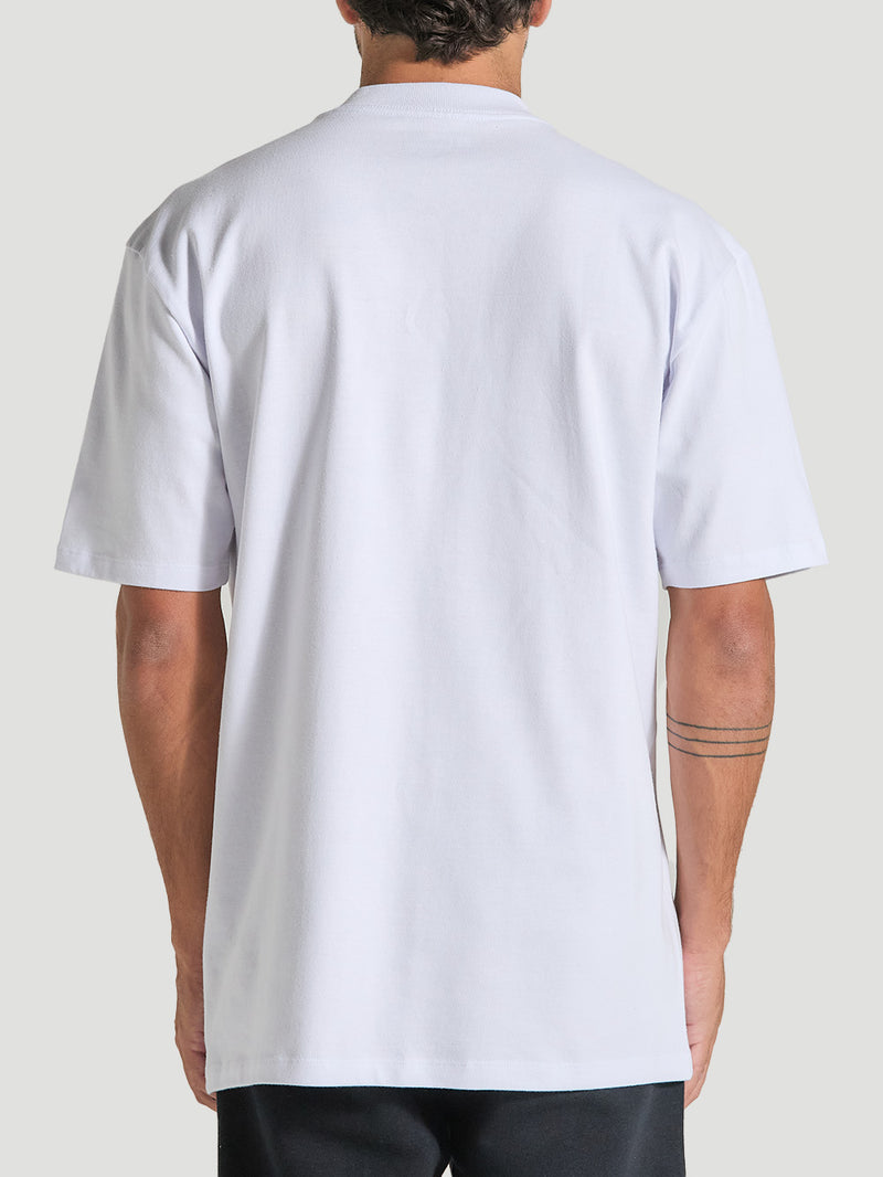 Homem de costas usando a camiseta de algodão oversized branca manga curta, sem estampas visíveis, com modelagem ampla e bermuda preta casual.