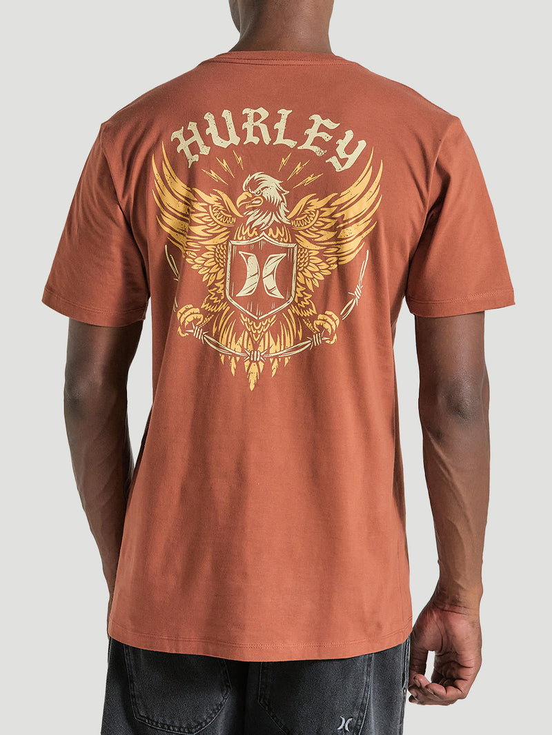 Camiseta marrom manga curta estampa com arte de uma águia branca e amarela e palavra "Hurley" na parte de cima.