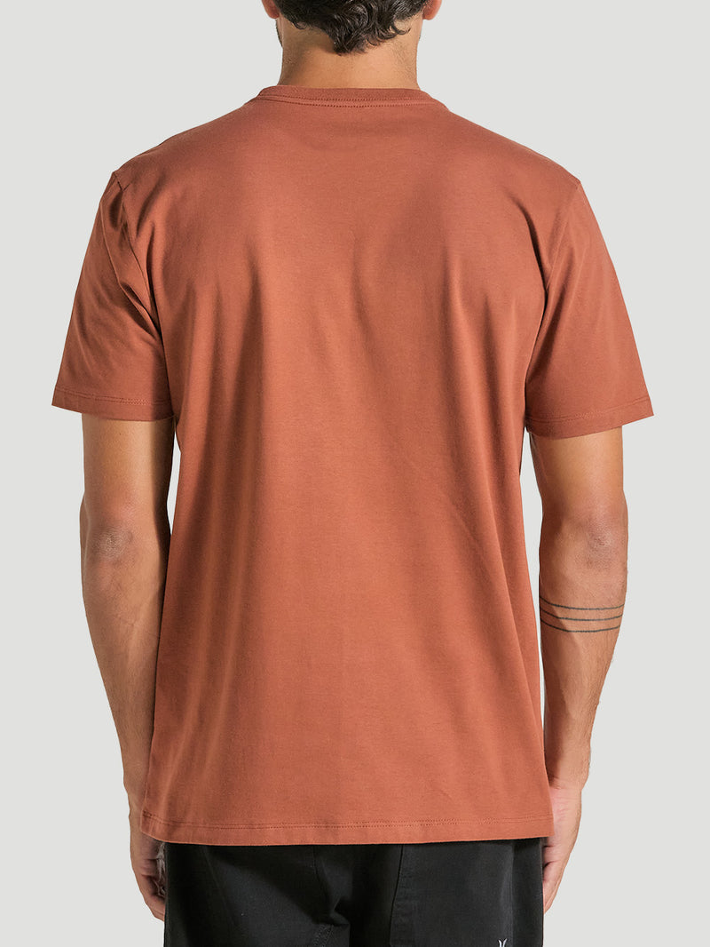Homem usando a camiseta marrom manga curta estampada vista de costas. Tecido liso, com modelagem reta e acabamento simples.